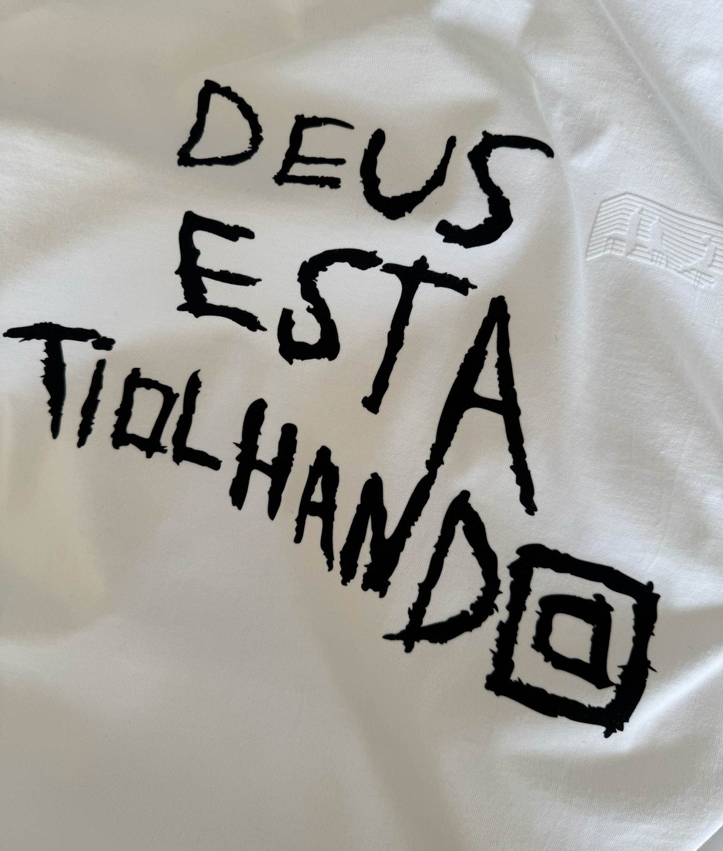 DEUS ESTA TIOLHANDO